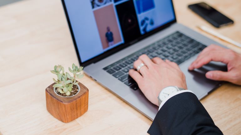 händer skriver på en laptop