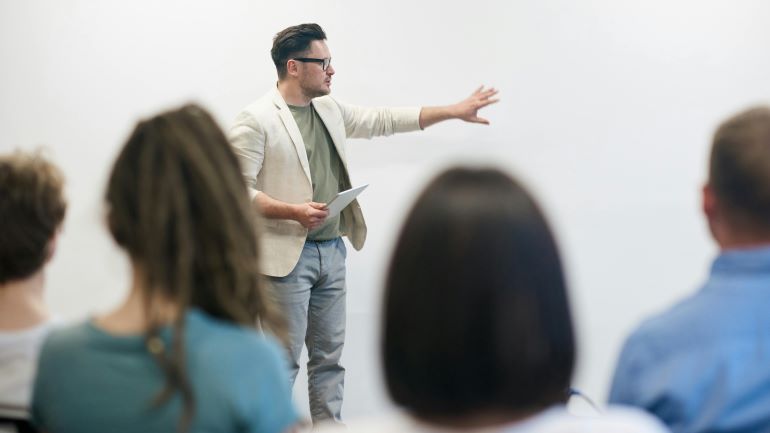 En man håller en presentation för en grupp människor